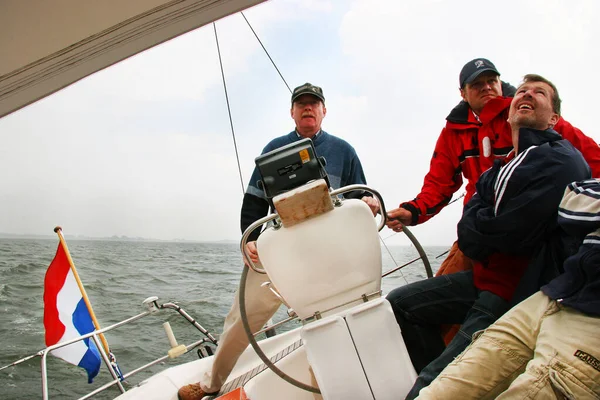 Mannen Drijvend Jacht Nederland — Stockfoto