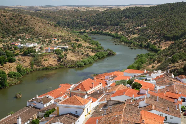 Portekiz 'in Guadiana kentinin kırsal kesiminde binaların üzerinde eski çatı kiremitleri ve dar sokakları olan pitoresk bir kasaba..