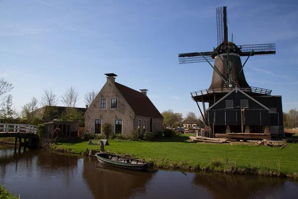 Tekneyle getirilen ve kanaldan işlenen ağaç gövdeleri için hala yel değirmeninde çalışan tarihi eser.
