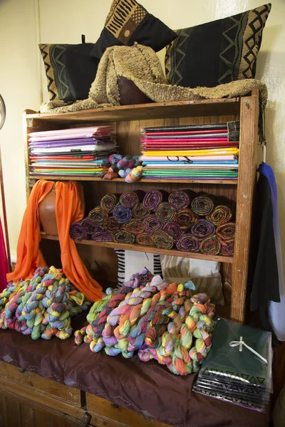 Mağazada renkli kıyafetler var.