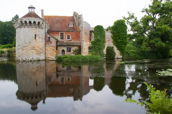 Güzel şato mimarisinin manzarası.