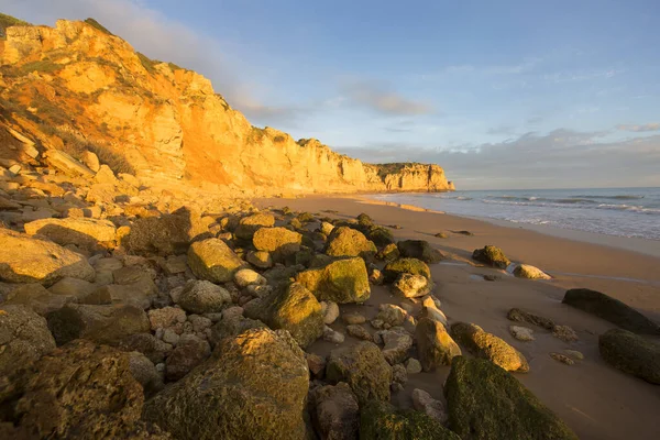 Gün batımında Rocky Sahili