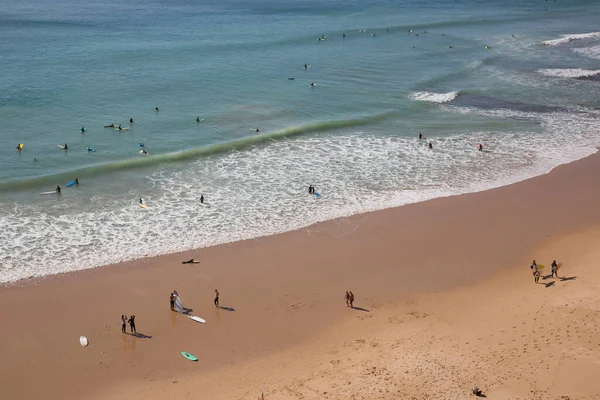 İnsanlar Atlantik Okyanusu kıyısında plajın tadını çıkarıyorlar.