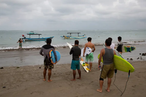 Sörfçülerin kumsaldaki görüntüsü, seyahat görüntüleri.
