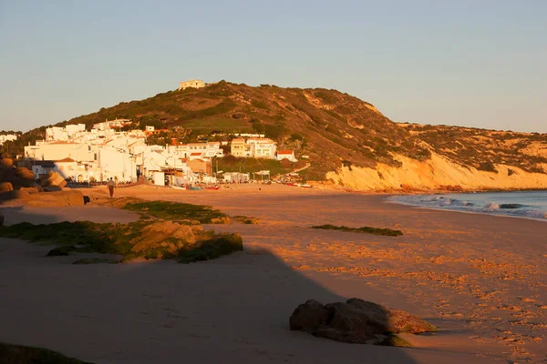 Deniz kenarındaki şehrin gün batımı manzarası