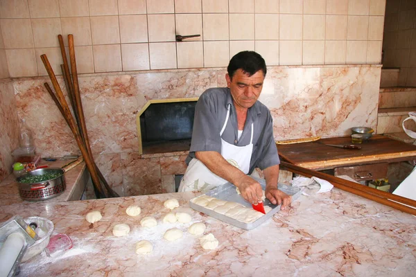 Chef Dans Une Cuisine Avec Une Pâte — Photo