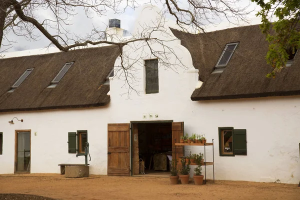 Tipik tarihi Hollanda sömürge çiftlikleri ve kırsal bir şehrin sokaklarındaki ev