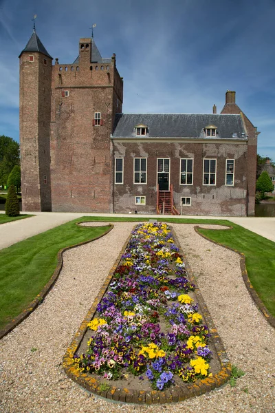 Bağlı şato ve geniş resmi bahçe, hanım evlatları, Viola, çiçek sınırları.