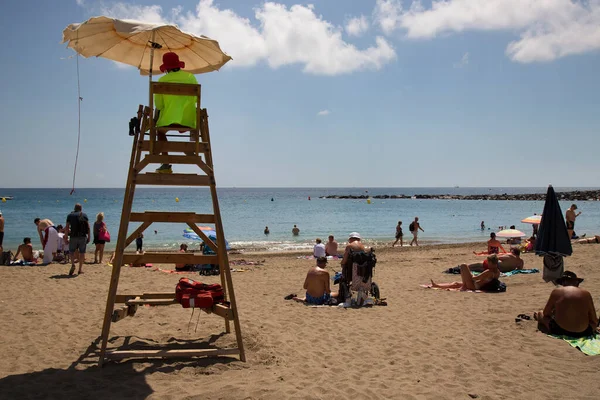 Halkın plaj sahnesinde insanlar gün ışığında