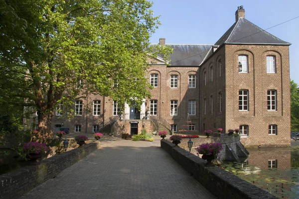 Günışığında su kanalı olan ortaçağ binası manzarası