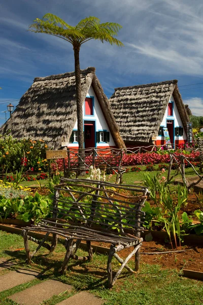 Casas Rurales Tradicionales Turísticas Santana Madeira Con Techo Triangular Paja — Foto de Stock