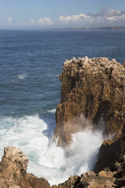 Keskin kayalar, dik uçurumlar, düşük büyüyen çalılıklar ve gizli kumsal parçaları ile kıyı boyunca uzanan engebeli doğa bölgesi, yüksek dalgalar kıyı boyunca kırdıyor ve sıçrıyor.