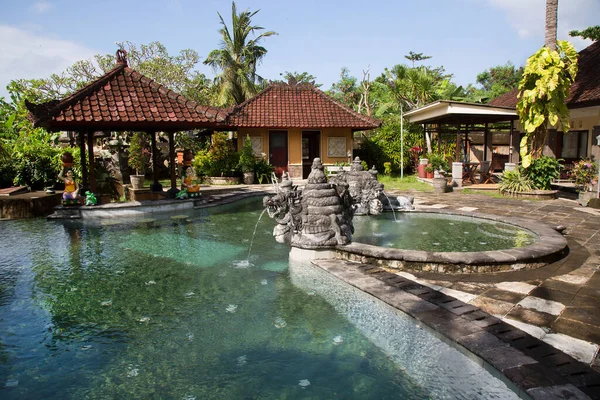 Bali geleneksel tapınak kompleksi bahçe, veranda, heykeller ve havuz