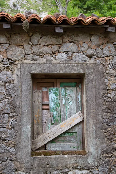 Staré Dřevěné Okno Kamenného Domu — Stock fotografie