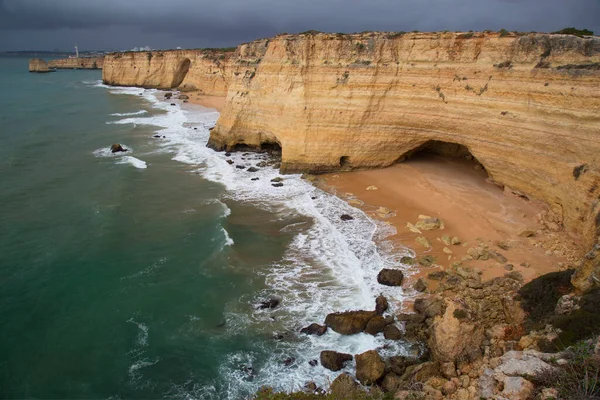 Deniz kıyısının güzel manzarası