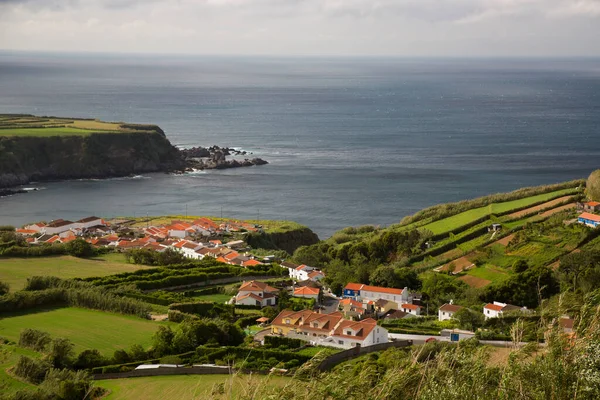 Blick Auf Die Wunderschöne Meereslandschaft Mit Grünen Wiesen Und Landhäusern — Stockfoto