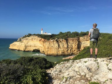Kayalık deniz kıyısındaki adam