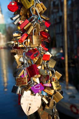 Aşıklar, aşklarını ve bağlılıklarını ya da ilk tatil aşklarını hatırlamak için üzerinde tarih ve isimlerin yazılı olduğu bir aşk kilidi takarlar.