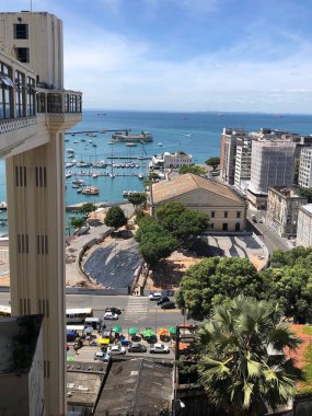 Balkondan sahil kenti manzarası yükseliyor.