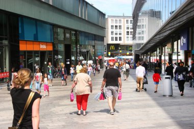 Şehirde bir meydanda festival