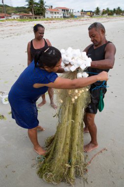 Sahilde ağlarla çalışan insanlar, seyahat çekimleri.