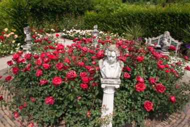 Botanik bahçesi manzaralı, heykeller ve çiçek açan.