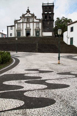 Tipik Azores mimari kilisesi ve şehir merkezinde kaldırımda geometrik desenleri olan evler.