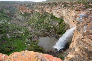 Dağlarda güzel bir şelale 