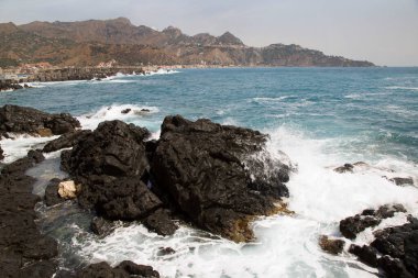 Sahilde dalgalar kopuyor.