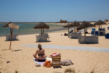 İnsanlarla güneşli sahil manzarası