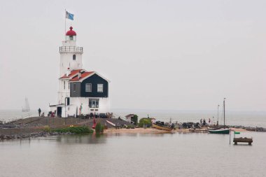 Deniz kıyısındaki uzun deniz feneri 