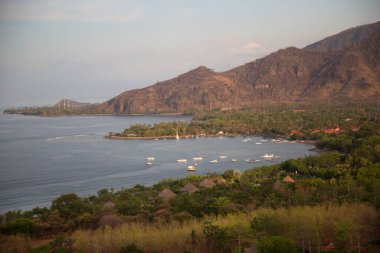Güzel deniz manzarası ve kumsal.