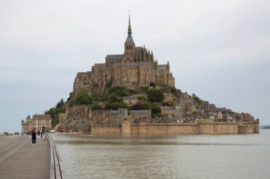 Le Mont-Saint-Michel Fransa 'nın Normandiya kentinde yer alan gelgit adası ve büyük bir kaledir.