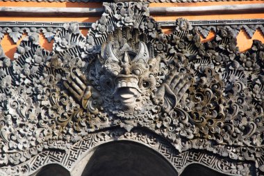 Bir tapınağın ya da dini bir yerin girişi için Balili Hindu mitolojik tasviri, figürü ve heykeli