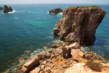 Praia da Bordeira, Kosta Vicentina doğal parkında, Carrapateira ve Bordeira köylerinin yakınında yer alan bir sahil..
