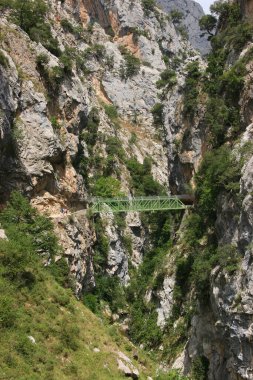 Dağlı ve mavi gökyüzü olan dağ manzarası