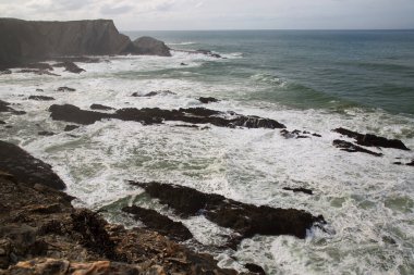 Dalgalar kayalara çarpıyor.