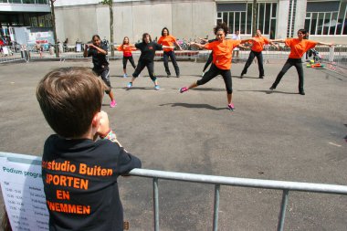 İnsanlar yolda bir meydanda dans ediyor..