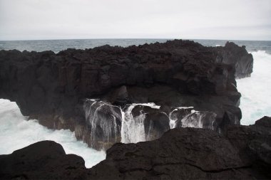 Güzel kayalık sahil manzarası.