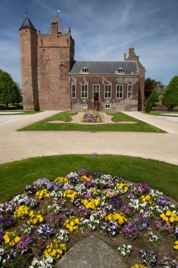 Bağlı şato ve geniş resmi bahçe, hanım evlatları, Viola, çiçek sınırları.