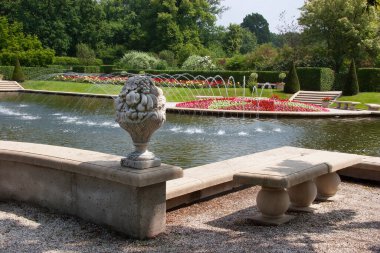 Havuzu ve yeşilliği olan güzel botanik bahçesi manzarası