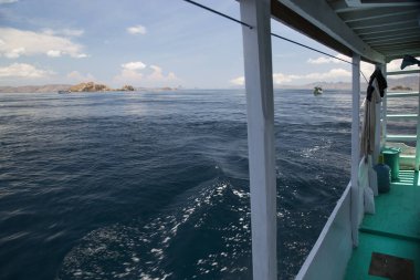 Güzel göl manzarası ve tekneden dağlar.