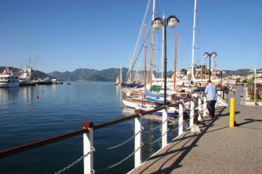 Deniz limanında yatlar ve tekneler 