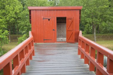 İskelenin sonundaki ahşap tuvalet.