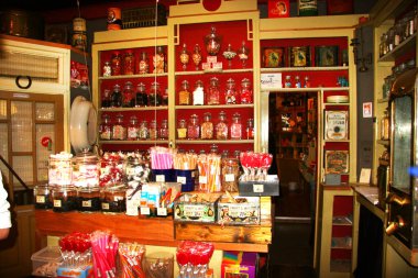 Birçok ürünü olan klasik gıda pazarı