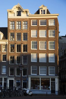 Hollanda, Amsterdam sokaklarındaki eski binalar.