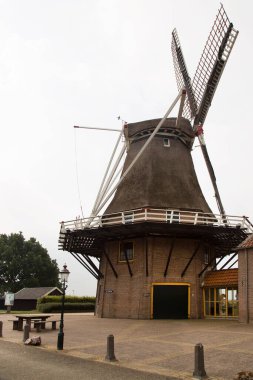 Tuğla taşı üzerinde tipik bir Hollanda kum değirmeni standart ve desenli kaldırım, rüzgar enerjisi üretmek için dönüştürülmüş