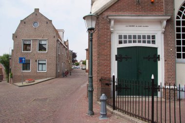 Şehirdeki eski tuğla ev.