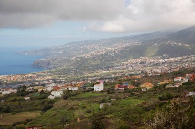 Deniz ve kıyı kentinin güneş ışığının güzel manzarası