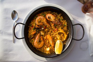 Deniz ürünleri ve sebzeli paella.